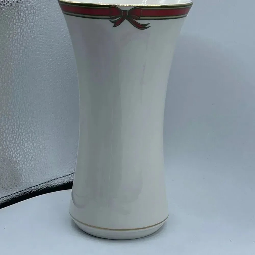 Royal Doulton English Porcelain “Ribbon” 1986 vase